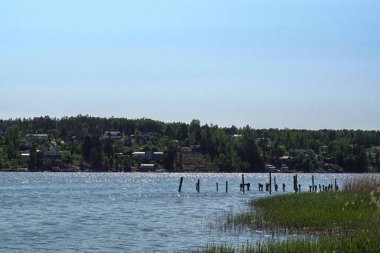 Berrak gökyüzüne karşı gölün manzarası