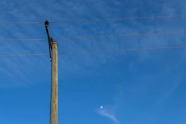 Mavi Gökyüzüne Karşı Elektrik Direğinin Düşük Açılı Görüntüsü — Stok fotoğraf