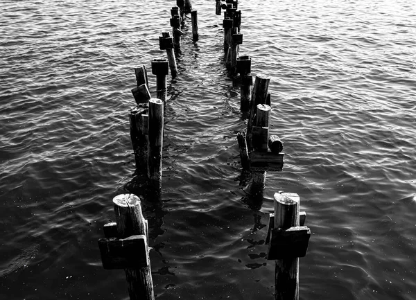 湖边的一个旧木制码头 — 图库照片