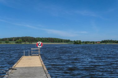 Göl manzarası mavi gökyüzüne karşı