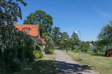 Arkasında ağaçlar olan bir ev.