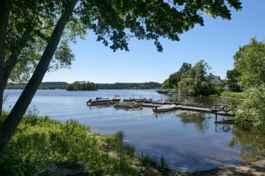 Berrak gökyüzüne karşı gölün manzarası