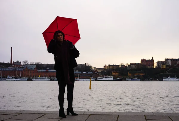 Vrouw Met Paraplu Staande Promenade Tegen Lucht — Stockfoto