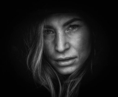 kameraya arayan genç bir kadın