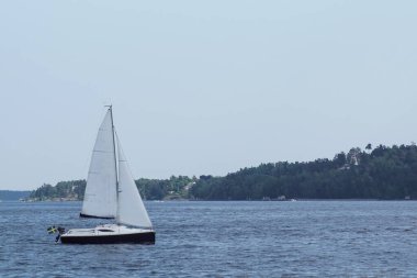 Takımadalarda küçük bir yelkenli. 