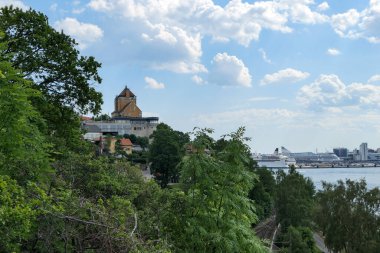 Yaz boyunca gökyüzüne karşı ağaçlar ve binalar 