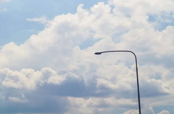 Singel Straatlicht Tegen Een Groep Wolken Lucht — Stockfoto