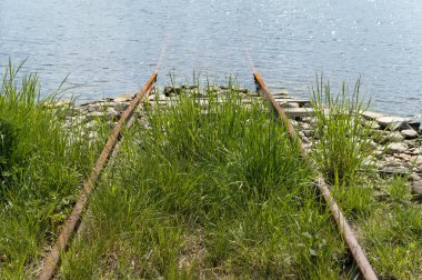 Suda aşağı inen yüksek açılı raylar 