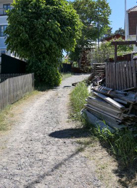 Yaz boyunca küçük bir kasabada toprak yol.