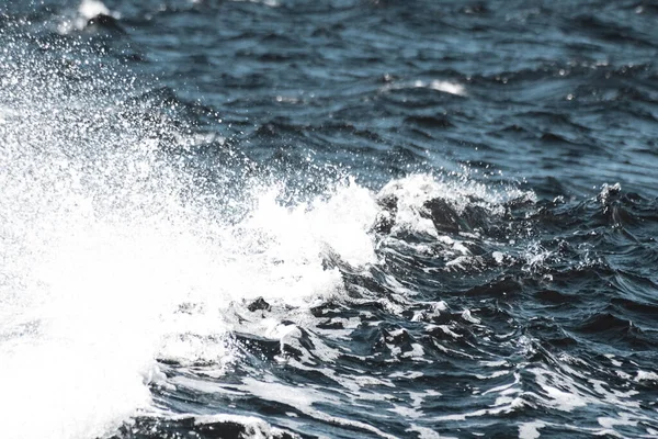 Vue Grand Angle Des Vagues Éclaboussant Dans Mer — Photo