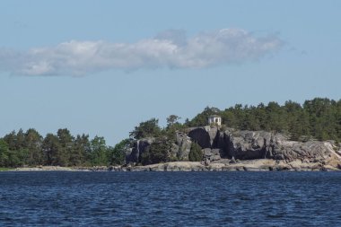 Bulutlu gökyüzüne karşı deniz manzarası 