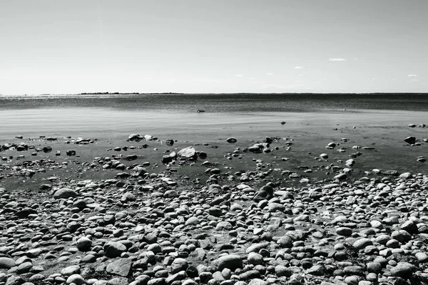 Een Rotsachtig Strand Naast Zee — Stockfoto