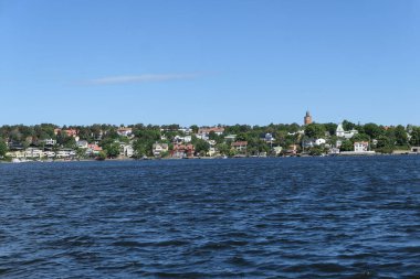 Yaz aylarında takımadaların yanında cennet gibi küçük bir kasaba.