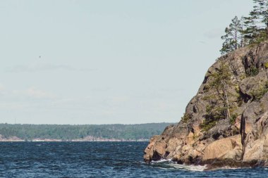 Yazın takımadalardaki uçurum manzarası