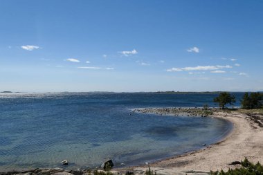 Mavi gökyüzüne karşı sahilin manzarası