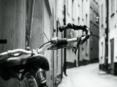 Bir binanın kenarına park edilmiş bir bisiklet.