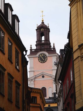 Gökyüzüne karşı saat kulesinin alçak açılı görüntüsü