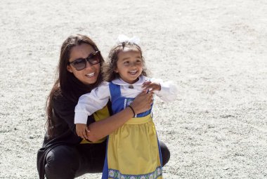 Anne ve kızı yaz boyunca dışarıda oynuyorlar. 