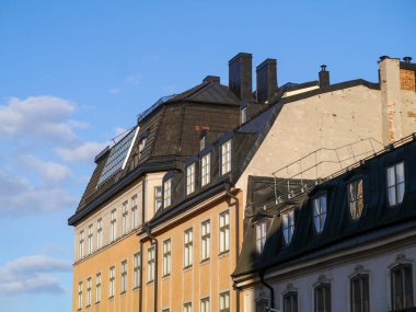 Mavi gökyüzüne karşı apartman manzarası 