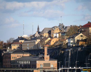 Şehirdeki gökyüzüne karşı binaların görüntüsü 