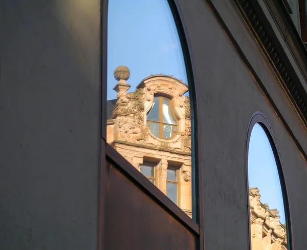 Spiegelung Eines Gebäudes Einem Fenster — Stockfoto