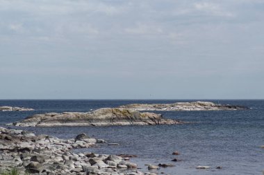 Gökyüzüne karşı deniz manzarası