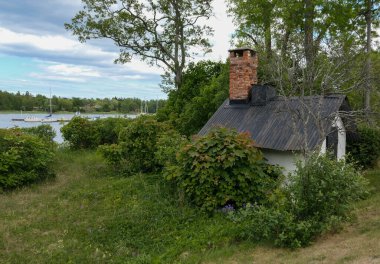 Gölün önündeki küçük taş bina. 