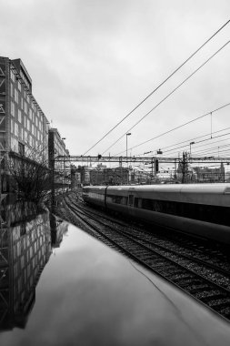 Yağmurlu bir günde demiryolunda bir tren. 