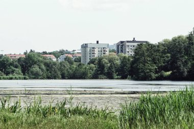 Şehrin yanındaki bir gölün manzarası. 