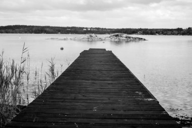 Göle karşı göl üzerinde bir iskele manzarası