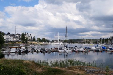 Yaz boyunca bir rıhtım manzarası 