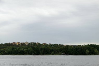 Bulutlu gökyüzüne karşı deniz manzarası 