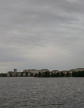 Gökyüzüne karşı binaların deniz manzarası