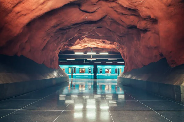 Utsikt Över Tunnelbanan Upplyst Station — Stockfoto