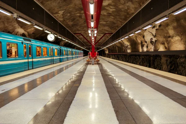 Ett Tåg Som Går Tunnelbanestationsplattform — Stockfoto