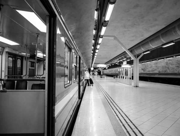 Ett Tunnelbanetåg Vid Tågstation — Stockfoto