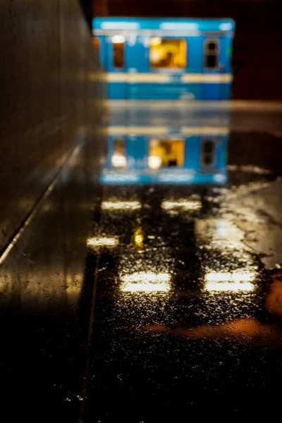 背景に電車のある地下鉄駅の水溜り — ストック写真