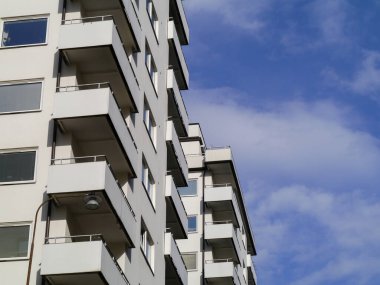 Gökyüzüne karşı beyaz binaların alçak açılı görüntüsü