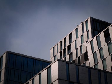 Gökyüzü karşı modern binanın düşük açılı görünüş