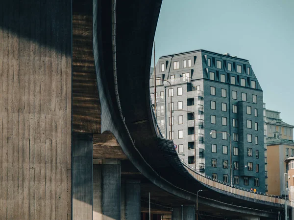 澄んだ空に対する橋の低角度ビュー — ストック写真