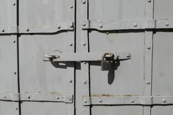 Κλείσιμο Ατσάλινης Πόρτας Λουκέτο — Φωτογραφία Αρχείου