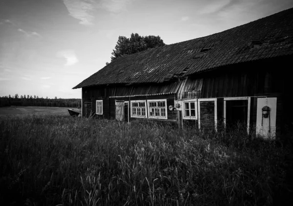 Eine Alte Verlassene Scheune Auf Einem Feld — Stockfoto