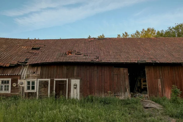 空に対する放棄された納屋の低角度ビュー — ストック写真