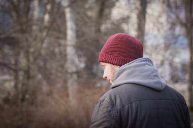 Sonbaharda şapka takan bir adam 