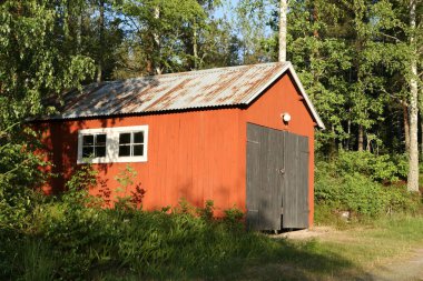 Ormandaki bir ahır manzarası 