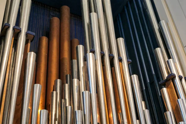 Parlak organ borusunun düşük açılı görüntüsü