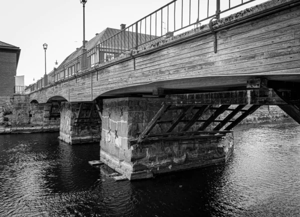 Μια Παλιά Γέφυρα Πάνω Από Ένα Ποτάμι Μαύρο Και Άσπρο — Φωτογραφία Αρχείου