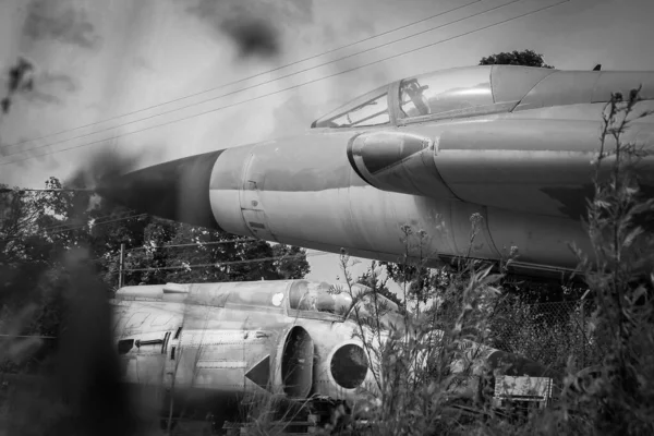 Stare Wycofane Eksploatacji Wojskowe Samoloty Polu — Zdjęcie stockowe