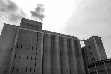 Gökyüzüne karşı eski endüstri binasının düşük açılı görüntüsü 