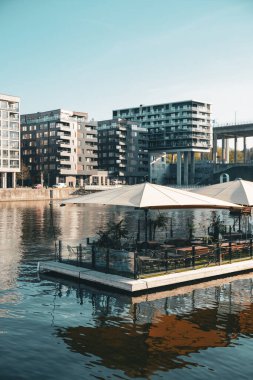 Şehirdeki bir kanaldaki iskelede açık havada yemek yemek.